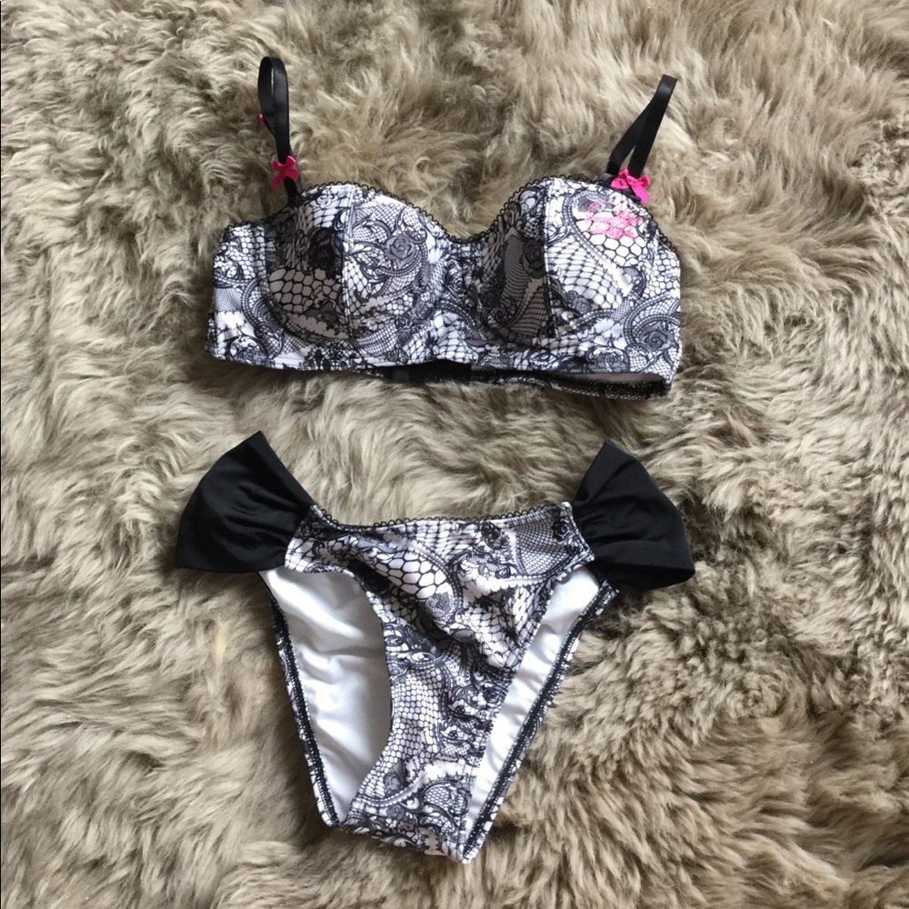 Black and white patterned bikini